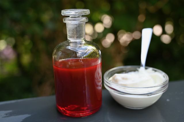 Johanniskrautöl mit Quark